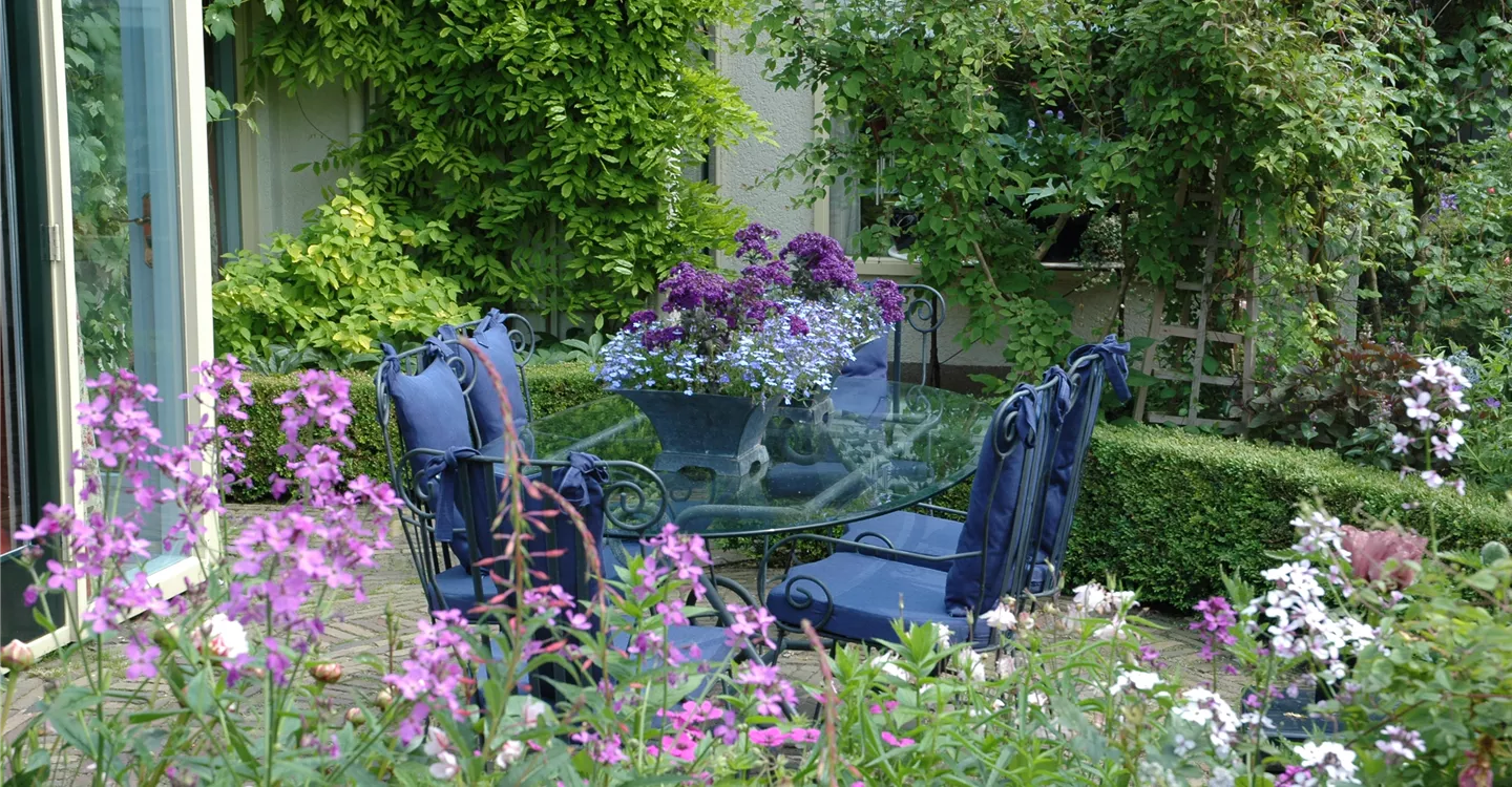 Sitzgruppe im Garten (GS615075.jpg)