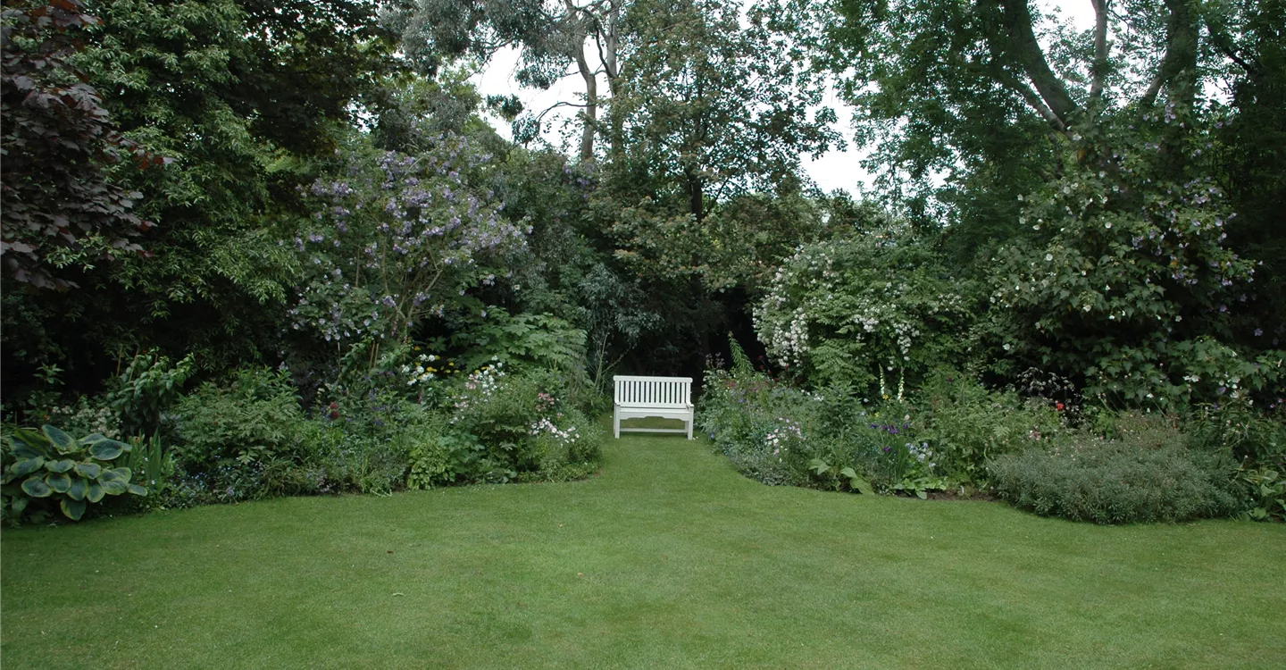 Sitzbank im Garten (GS621506.jpg)